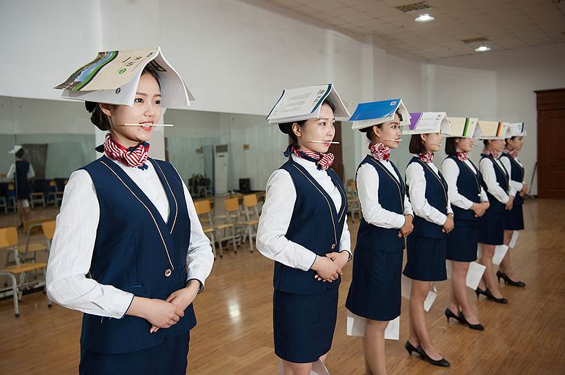 Шицзячжуан, Китай. Студентки, обучающиеся на стюардесс, на практических занятиях в профессиональном училище
