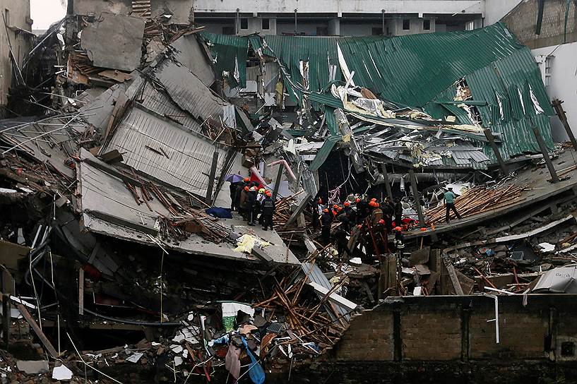 Коломбо, Шри-Ланка. Спасательная операция после обрушения здания. По меньшей мере 20 человек пострадали, еще трое пропали без вести 