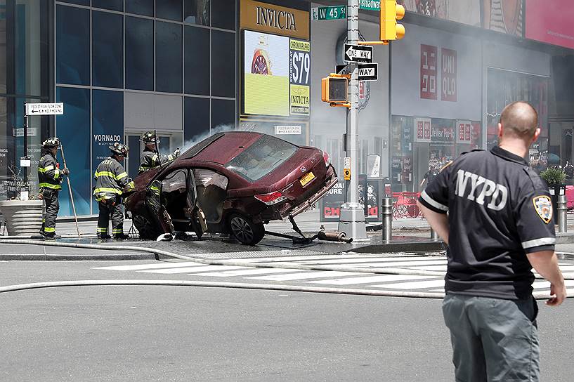 Нью-Йорк, США. Автомобиль, водитель которого на скорости въехал на пешеходную часть Таймс-сквер. Пожарный департамент города заявил о 13 пострадавших