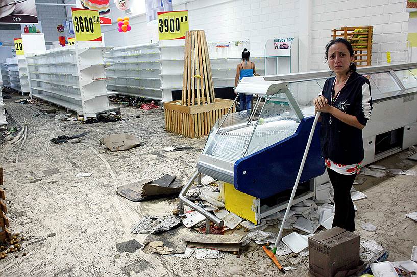 Сан-Кристобаль, Венесуэла. Уборщица в ограбленном магазине