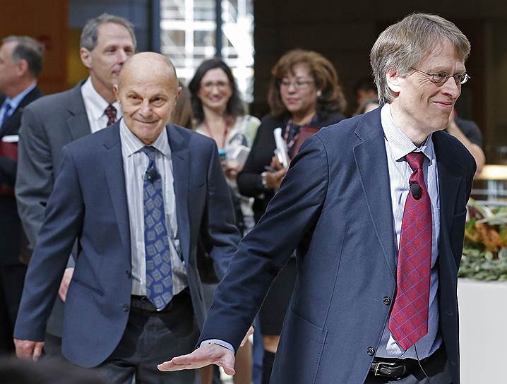 Джин Фама (слева) и Ларс Петер Хансен получили в 2013 году Нобелевскую премию по экономике «за эмпирический анализ цен на активы». Третьим лауреатом стал Роберт Шиллер, который также внес свой вклад в исследование предсказуемости цен на фондовом рынке