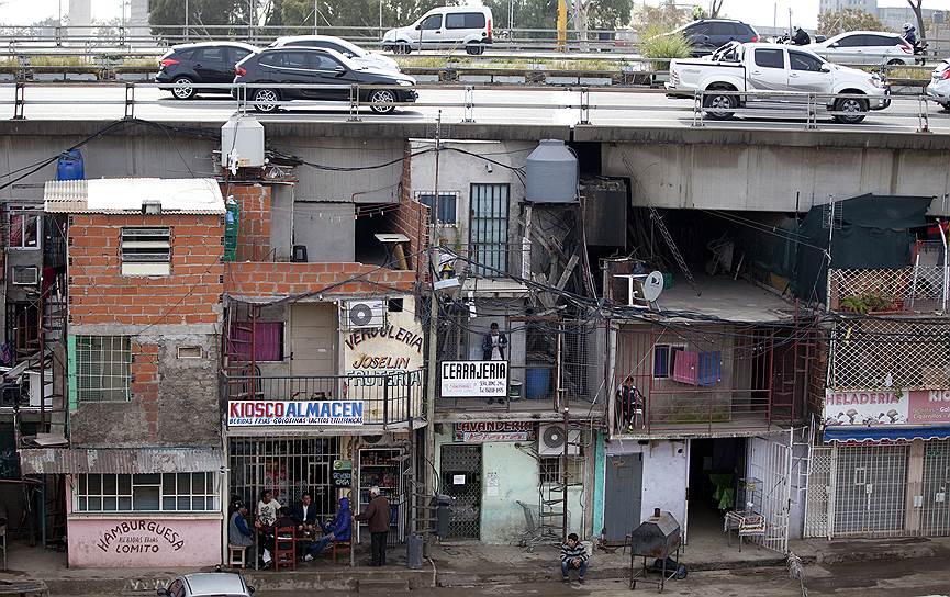Буэнос-Айрес, Аргентина. Шоссе, построенное над домами. Власти страны при поддержке Всемирного банка и Межамериканского банка развития начали программу расселения этого района, однако местные жители с недоверием относятся к ней
