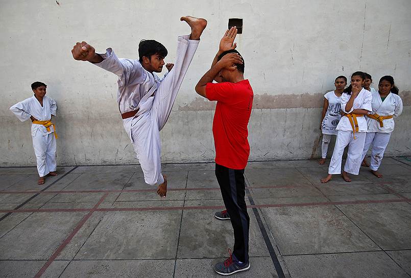 Ахмадабад, Индия. Ученики школы боевых искусств во время тренировки 