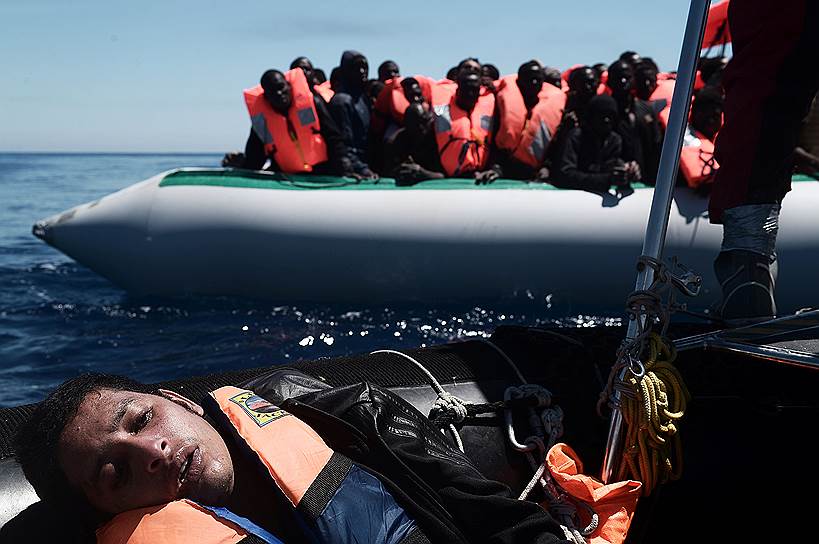 Центральная часть Средиземного моря. «Врачи без границ» спасают мигрантов с переполненного плота  