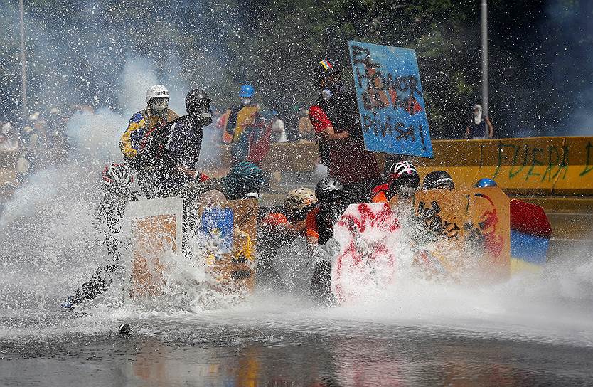 Каракас, Венесуэла. Столкновения между полицией и оппозиционерами 