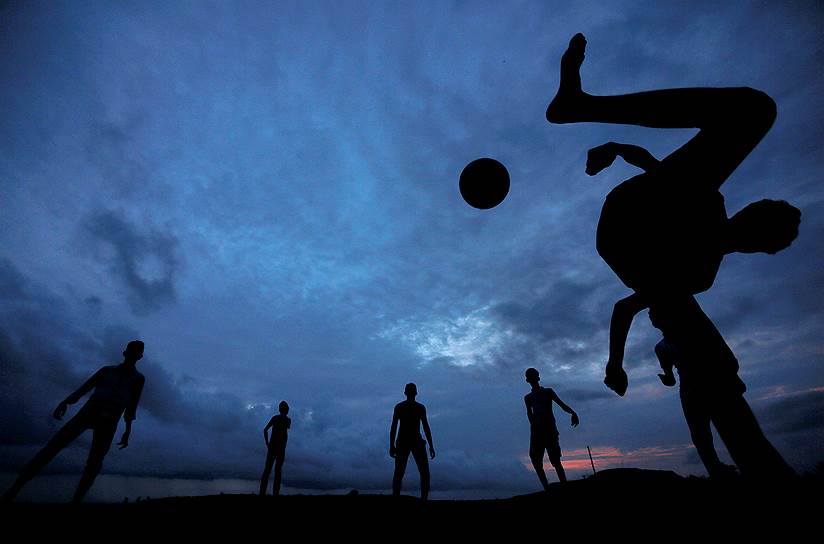 Галле, Шри-Ланка. Мальчики играют в футбол 