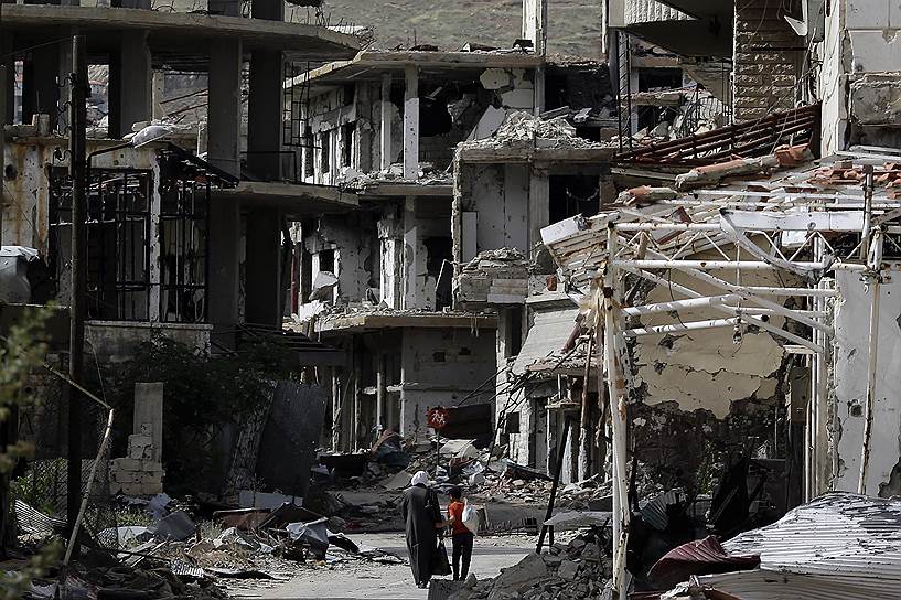 Забадани, Сирия. Жители ходят по улицам разрушенного города 
