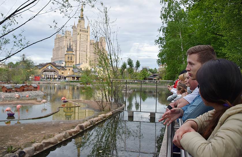 Посетители в Московском зоопарке