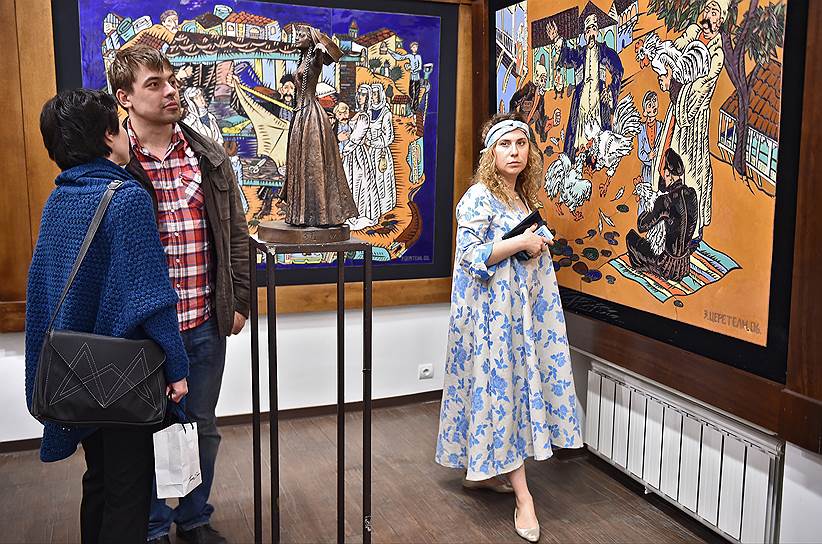Посетители в Московском музее современного искусства (ММОМА)