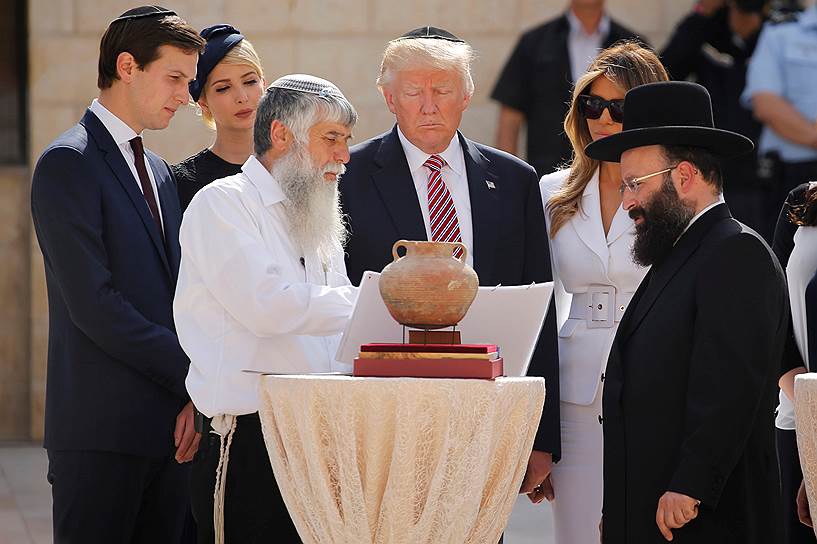 В походе к Стене плача Дональда Трампа сопровождали члены его семьи и раввин Шмуэль Рабинович (справа), но не израильский премьер Биньямин Нетаньяху