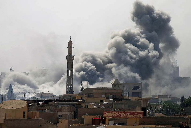 Мосул, Ирак. Дым над городом во время боев правительственных войск с террористами «Исламского государства» (запрещено в РФ)