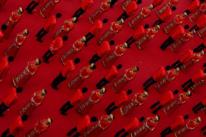 Ганьчжоу, Китай. Участники массовой свадебной церемонии, одетые в традиционные наряды 