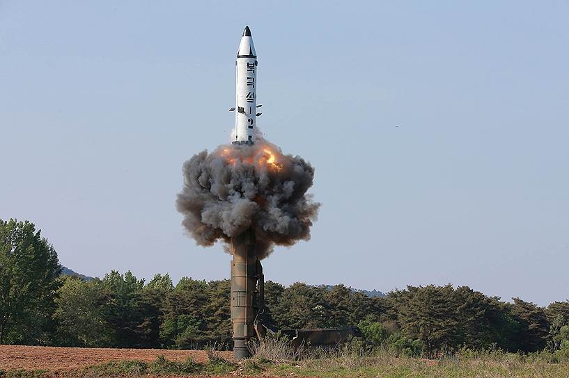 КНДР. Испытания стратегической баллистической ракеты средней дальности Pukgukson-2