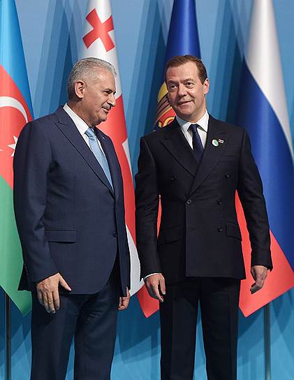Премьер-министр Турции Бинали Йылдырым (слева) и председатель правительства России Дмитрий Медведев 