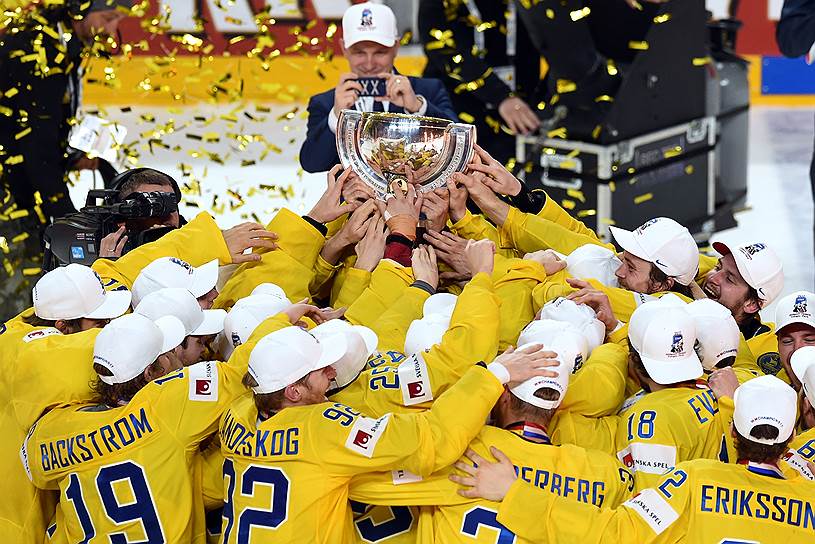 Кельн, Германия. Сборная Швеции празднует победу в чемпионате мира по хоккею 