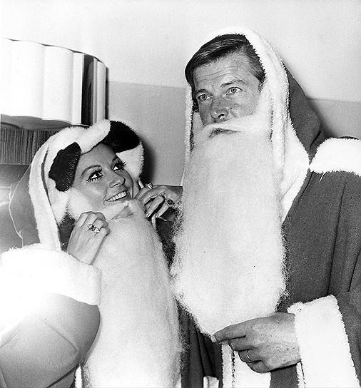 «Если у вас нет чувства юмора, можете смело ложиться в гроб хоть сейчас»&lt;br>На фото: актриса Луиза Маттиоли и Роджер Мур во время благотворительного рождественского вечера