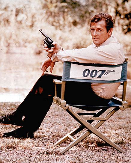 «Когда истекал срок моей лицензии на убийство, продюсеры все время меня спрашивали: кого поставить на замену. Я, конечно, пытался подсунуть им всяких бездарей. Но так и не смог найти актера хуже себя»&lt;br>Продюсер Альберт Брокколи в своих мемуарах утверждал, что на роль Бонда Роджера Мура предложил сам автор романа об агенте 007 Ян Флеминг — писателю так запомнилась игра актера в «Святом»