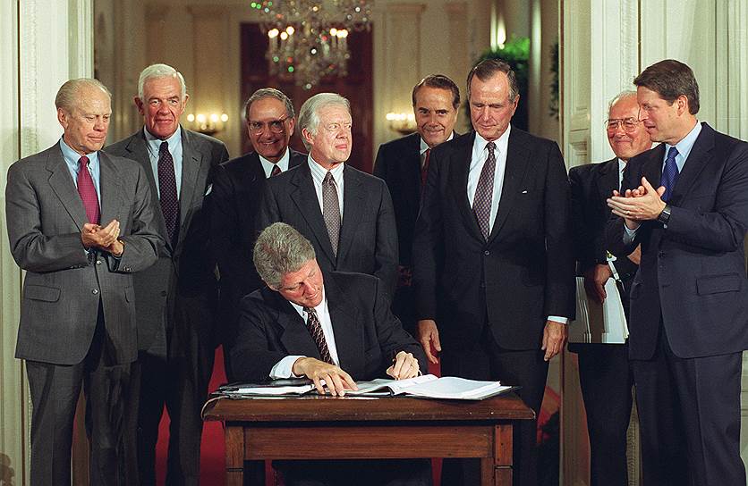 Трамп неоднократно обвинял демократов и Билла Клинтона в подписании NAFTA, хотя на самом деле соглашение было подписано в 1992 году Джорджем Бушем