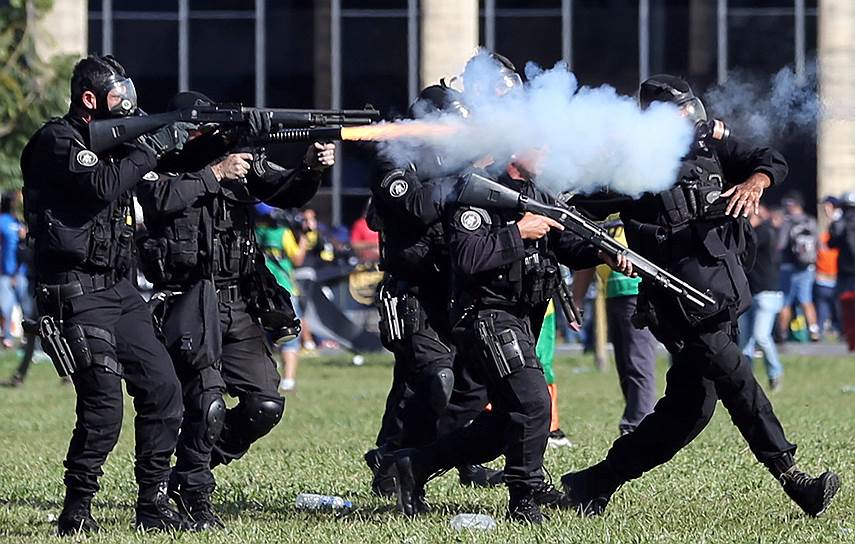 Бразилиа, Бразилия. Столкновения между полицией и протестующими