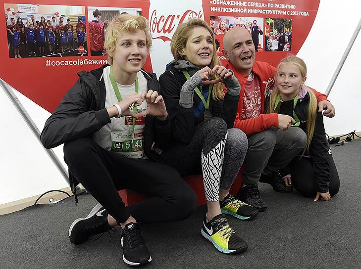 Основатель фонда «Обнаженные сердца» Наталья Водянова с детьми Лукасом (слева) и Невой (справа) Портман