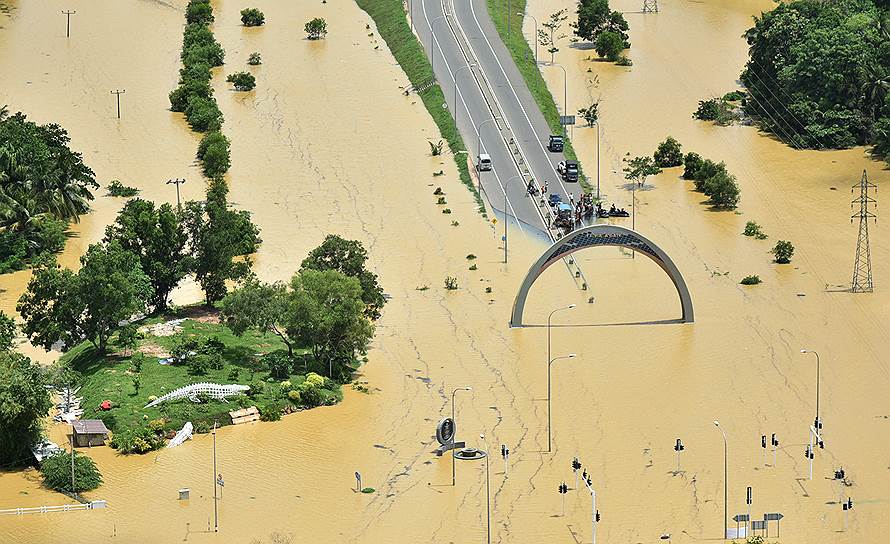 Матара, Шри-Ланка. Затопленная в результате наводнения автострада 