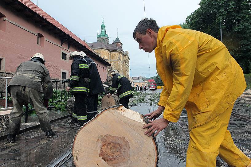 13 июня 2010 года в Москве в результате урагана погиб один человек, шестеро были ранены. Стихия повалила 960 деревьев, было разбито 26 машин. Порывы достигали 22 м/с