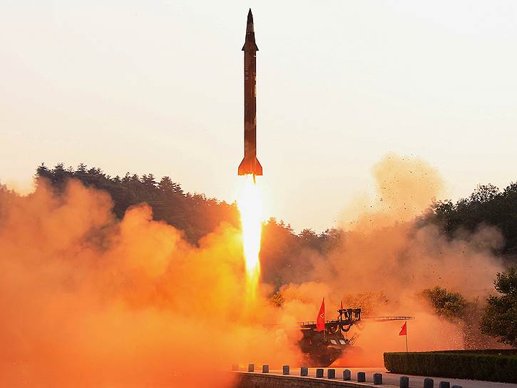 Северная Корея. Испытания баллистической ракеты. Она пролетела 450 км, после чего упала в 300 км от японских островов Оки