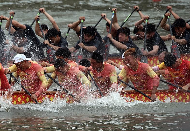 Фучжоу, Китай. Участники гонки на лодках во время традиционного праздника драконьих лодок в честь начала лета