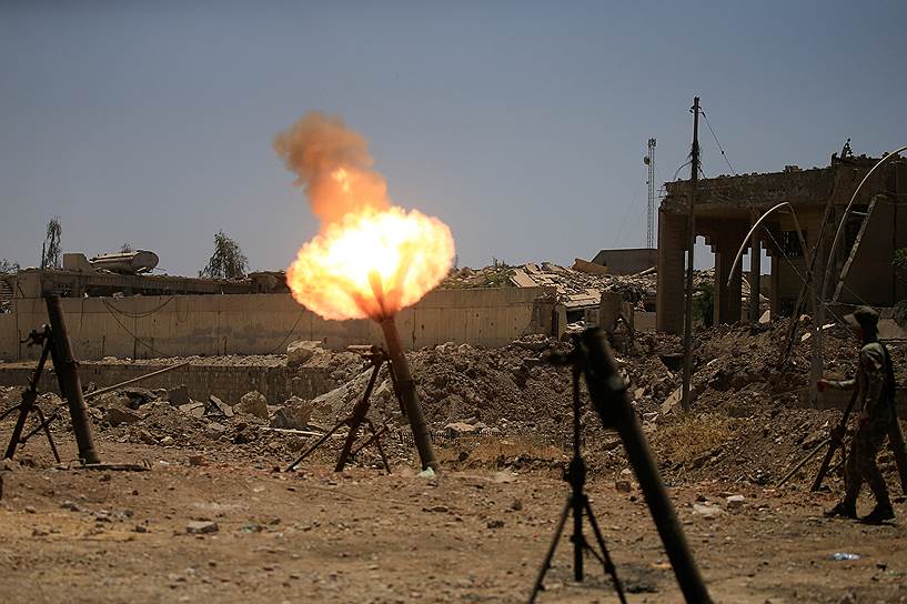 Мосул, Ирак. Правительственные войска пускают снаряды миномета по позициям террористов «Исламского государства» (запрещено в РФ)