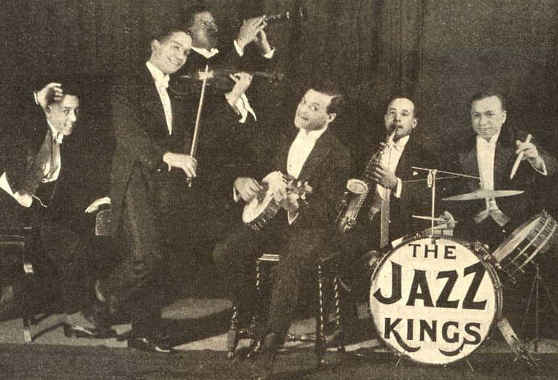 К 1926 году джаз в СССР набирает бешеную популярность. С успехом проходят гастроли группы Jazz Kings (на фото). Они дают концерты в Москве, Харькове, Одессе и Киеве. Из Великобритании приезжают The Chocolate Kiddies Сэма Вудинга