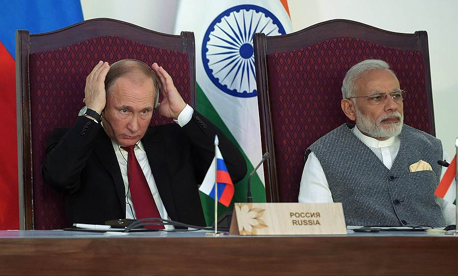 Президент России Владимир Путин (слева) и премьер-министр Индии Нарендра Моди 