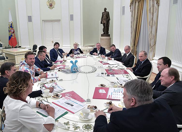 Президент России Владимир Путин во время встречи с представителями ведущих мультипликационных студий