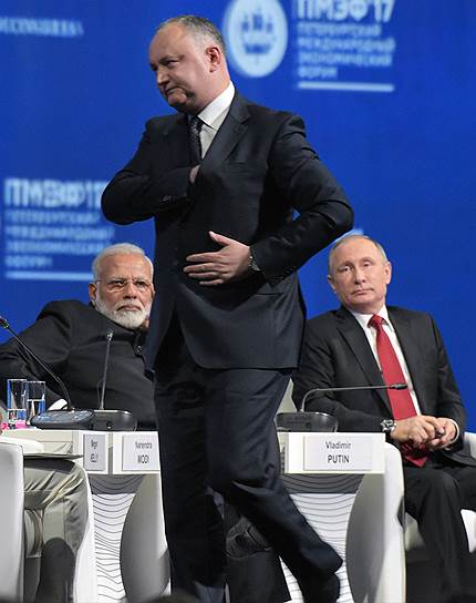 Премьер-министр Индии Нарендра Моди (слева), президент Молдавии Игорь Додон (на первом плане) и президент России Владимир Путин (справа)