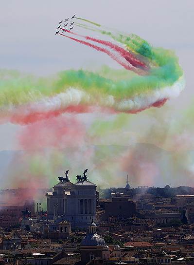 Рим, Италия. Выступление пилотажной группы во время военного парада в День республики 