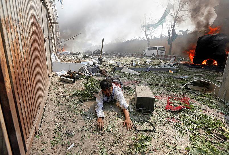 31 мая. 90 человек погибли в результате взрыва в посольском квартале Кабула, еще 380 получили ранения. Ответственность за теракт взяли на себя террористы «Исламского государства» (запрещено в РФ)