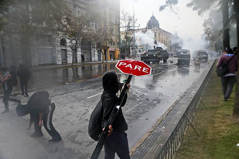 Сантьяго, Чили. Столкновения демонстрантов с полицией во время акции против изменения системы финансирования образования