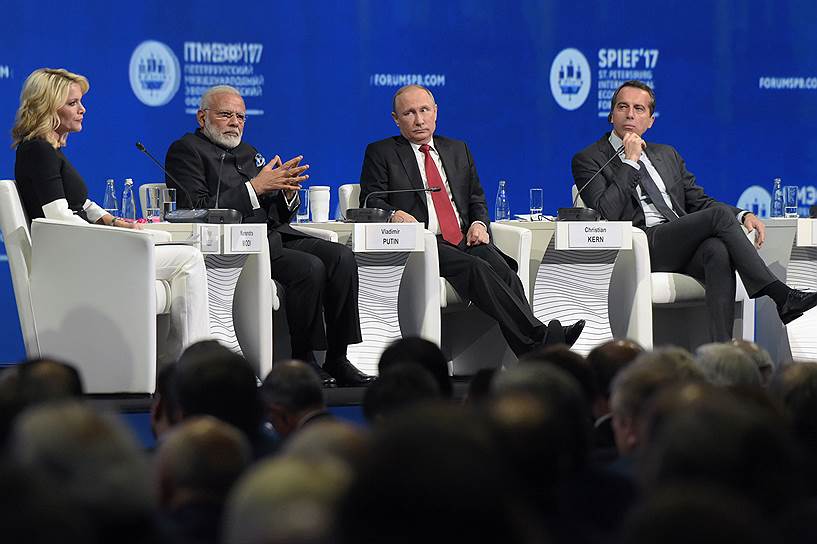 Премьер-министр Индии Нарендра Моди (слева) и президент России Владимир Путин (в центре)
