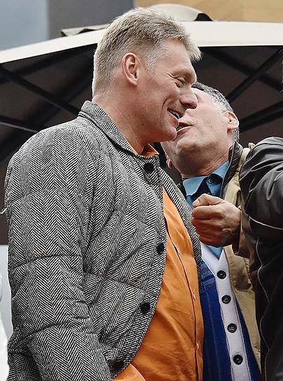 Пресс-секретарь президента Дмитрий Песков (слева) и режиссер, телеведущий Тигран Кеосаян (справа) на финише ралли в «Барвихе Luxury Village»