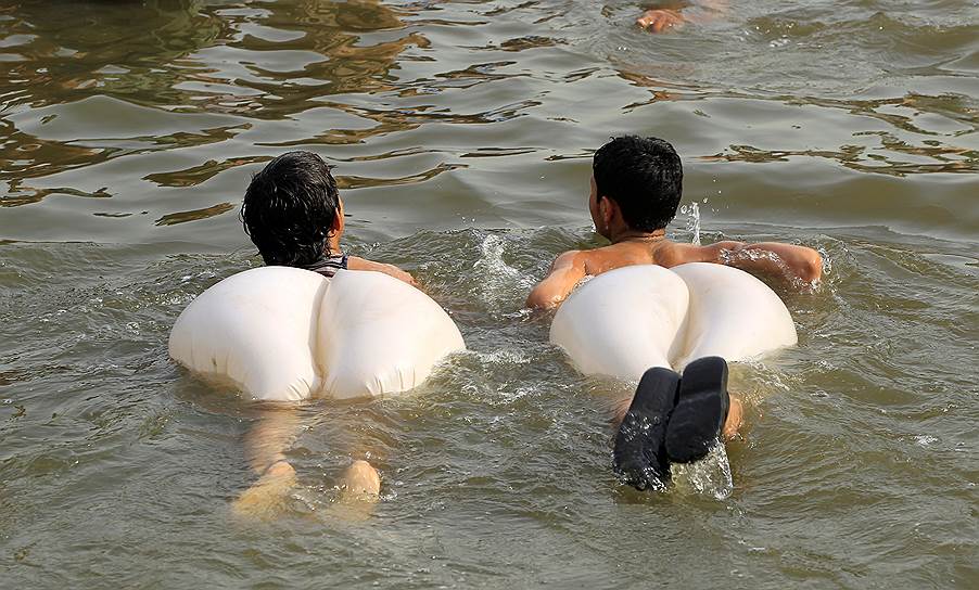 Исламабад, Пакистан. Мальчики купаются в жаркий день