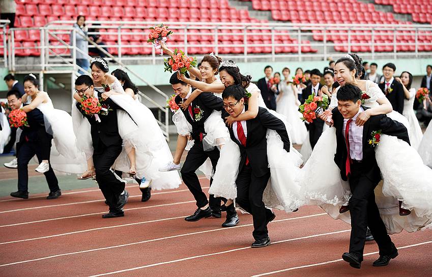 Харбин, Китай. Участники забега во время массовой свадьбы