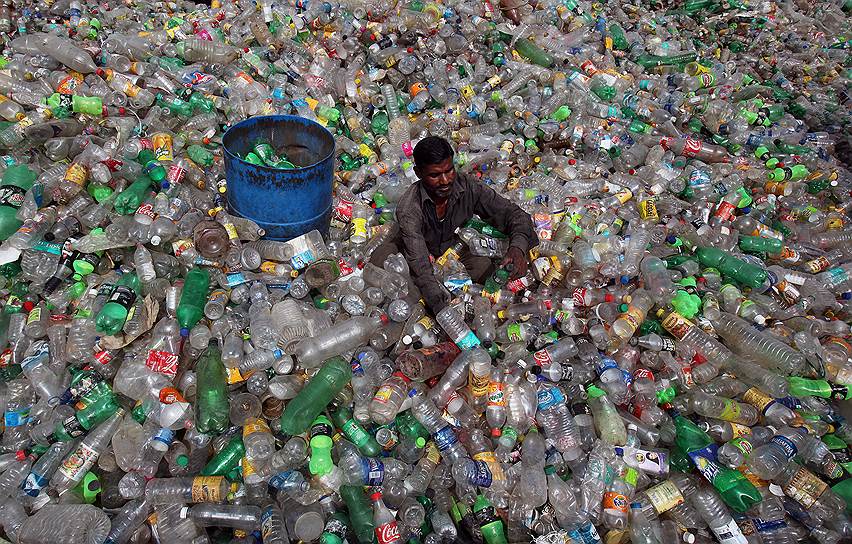 Чандигарх, Индия. Мужчина сортирует пластиковые бутылки на свалке 
