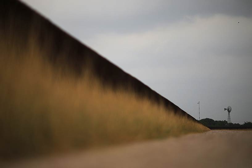 Мак-Аллен, США. Стена на границе США и Мексики