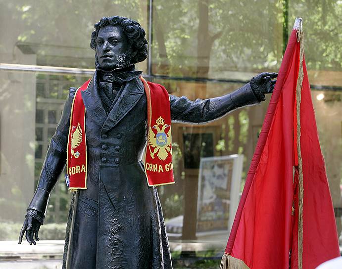 Памятник русскому поэту установлен в столице Черногории Подгорице. Поскольку скульптура расположена в центре города недалеко от здания Конституционного суда страны, вокруг нее часто проходят политические акции и митинги