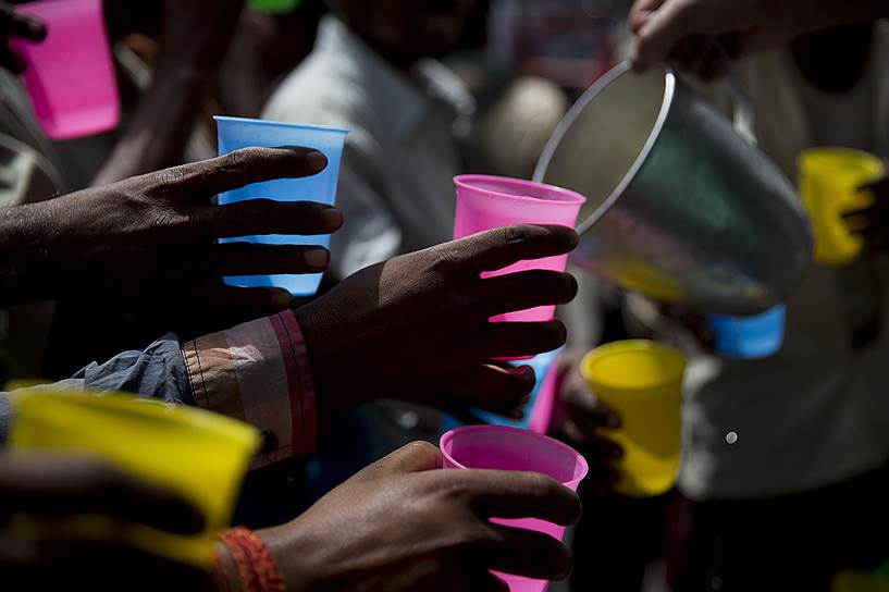 Нью-Дели, Индия. Местные жители тянутся за бесплатной холодной водой в жаркий день