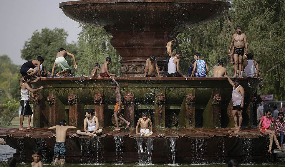Нью-Дели, Индия. Местные жители купаются в фонтане 