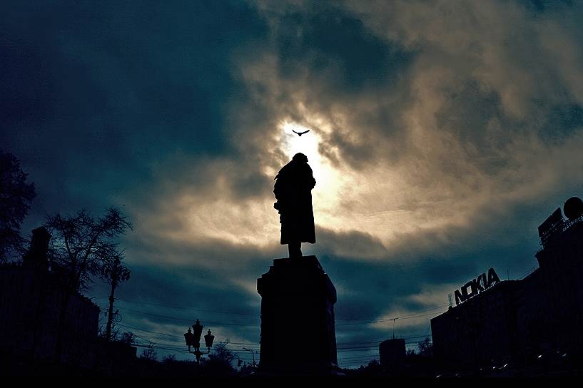6 июня 1880 года на Страстной площади (сейчас — Пушкинская) в Москве был открыт памятник Александру Пушкину. Первоначально он был установлен в начале Тверского бульвара — лицом к Страстному монастырю. В 1950 году монумент перенесли на место снесенной колокольни Страстного монастыря, где он стоит по сей день