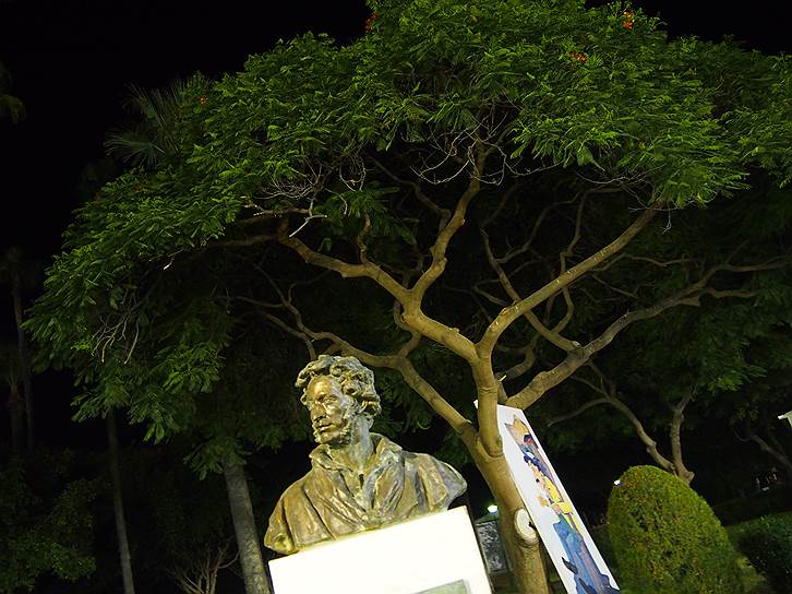 В декабре 2000 года в Лимассоле (Кипр) был установлен памятник Александру Пушкину, скульптор — Александр Белашов