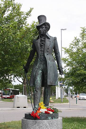В честь 200-летия Пушкина памятник ему был открыт в Вене (Австрия). Скульптура, изображающая поэта в костюме для прогулок, стоит в парке Оберлаа