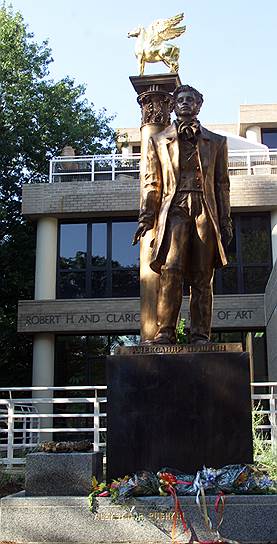 В 2002 году бронзовая статуя Пушкина появилась в столице США Вашингтоне. Этот памятник стал подарком властей Москвы и был установлен на территории Университета Джорджа Вашингтона. Позднее, в 215-ю годовщину со дня рождения поэта в Вашингтоне появился еще и бюст Пушкина