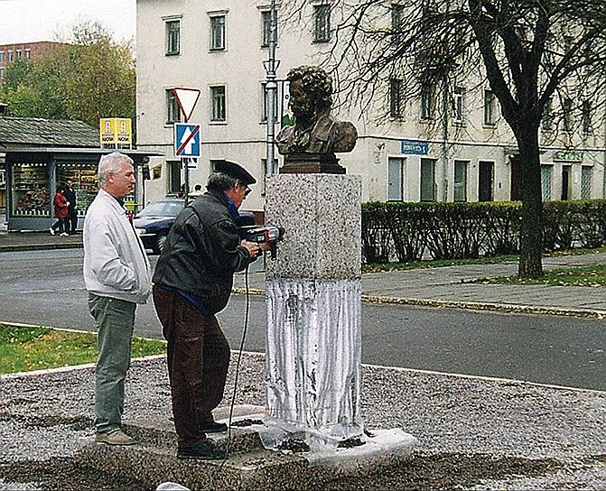 Памятник поэту в Нарве установили еще в 1949 году. Однако скромный гипсовый бюст того времени не сохранился. В 1990 году в городе открыли бронзовый бюст поэта — сейчас это единственный памятник Пушкину в Эстонии. Кроме того, имя русского поэта носит и главная улица Нарвы